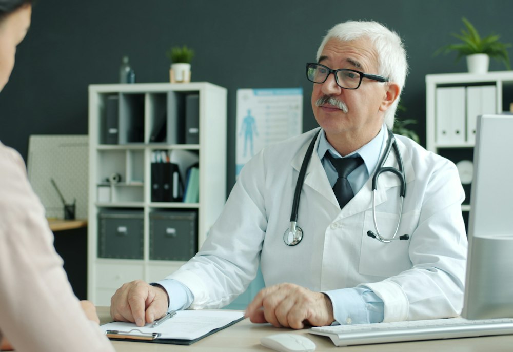 Médico conversando com paciente no consultório