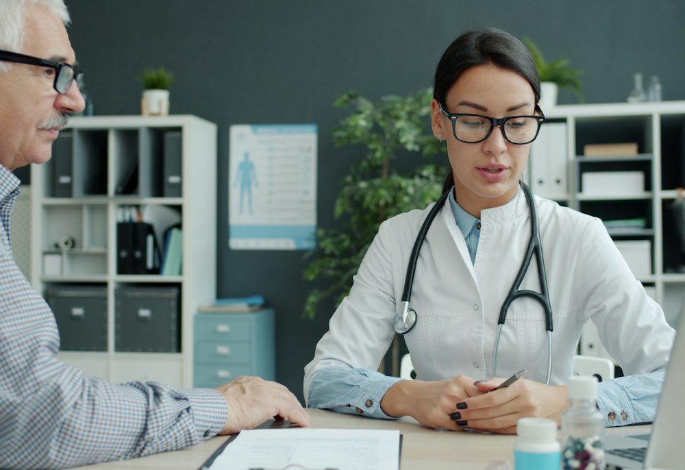 Médico atendendo paciente idoso